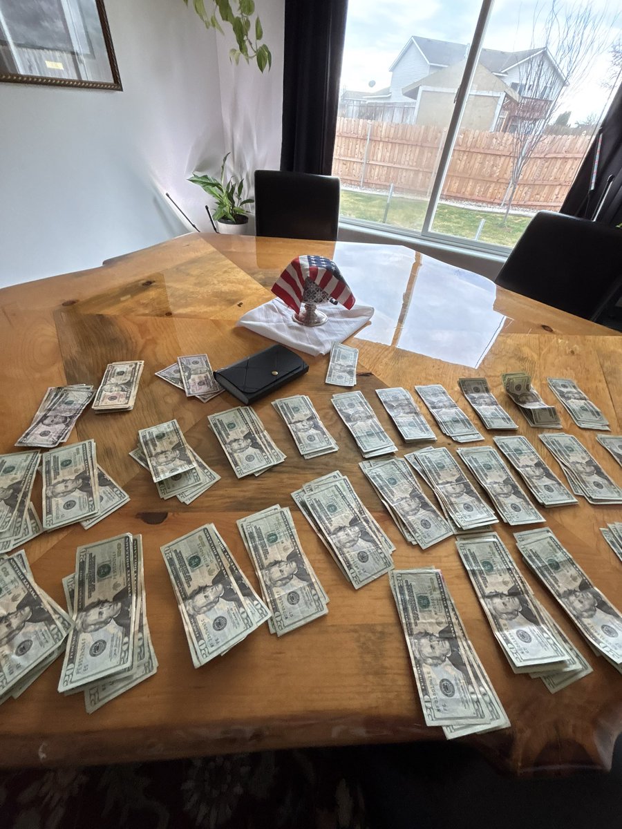 Squarly_'s tweet photo. 12 weeks of school at a community college on my table https://t.co/wBlpJvat25