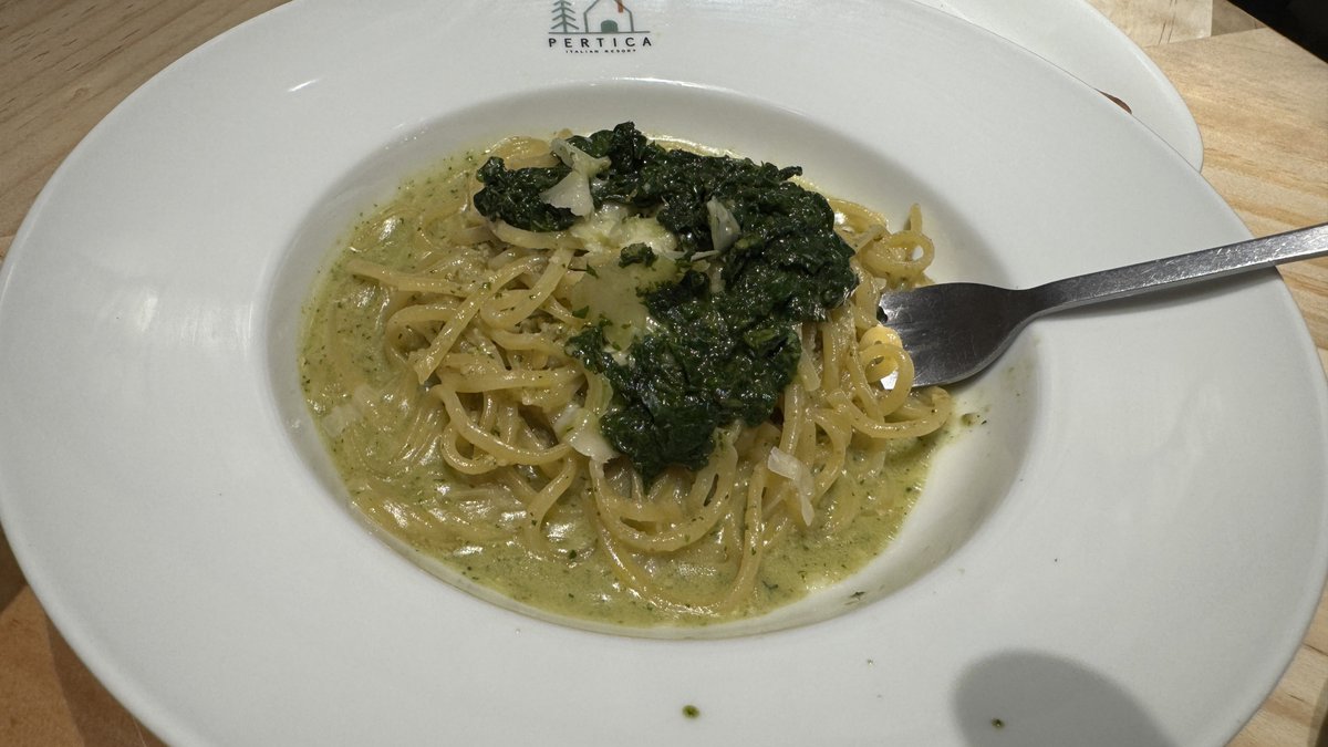 louie_510's tweet photo. 近所に開店したイタリアンでジェノベーゼパスタ頼んだらすり鉢で生バジルが供されてきた。
これは良いぞ、とんかつ屋でゴマを摺るみたいで楽しいし風味も格別だし、もっと広まってもいいと思う。
調べたらすかいらーくグループなのね　#PERTICA https://t.co/77QcryzjYi