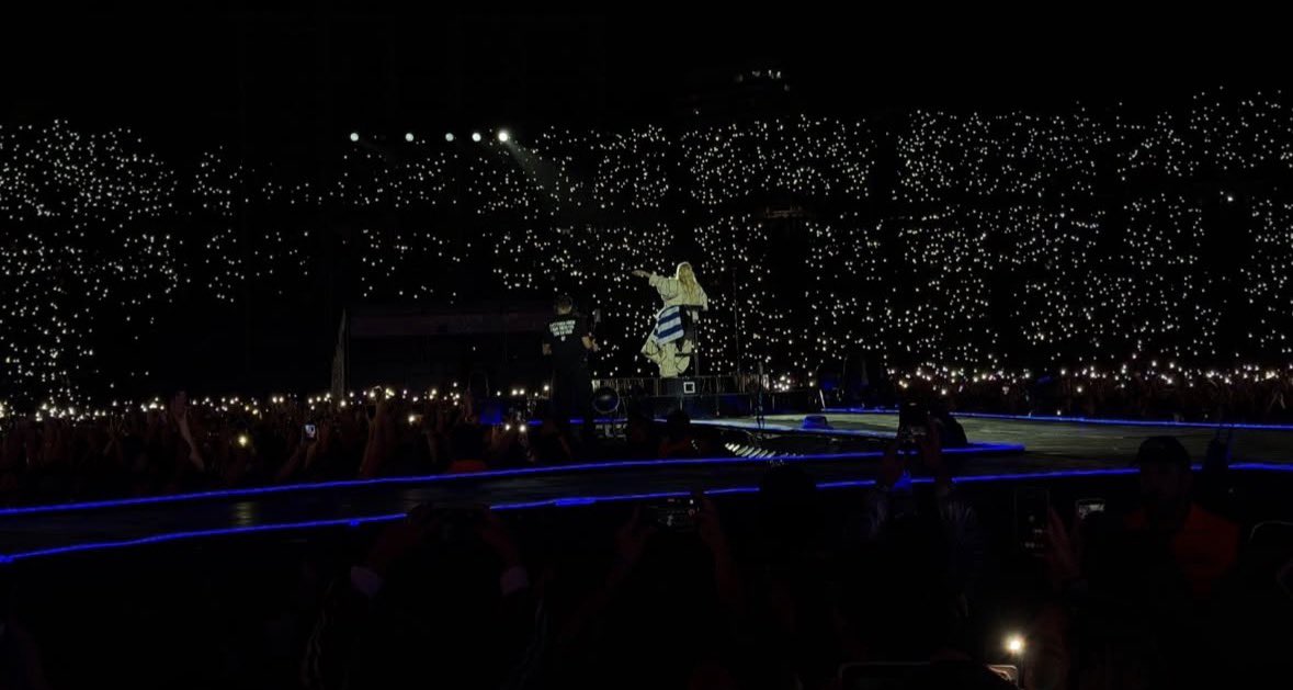 y ahi esta ella, dibujando estrellas