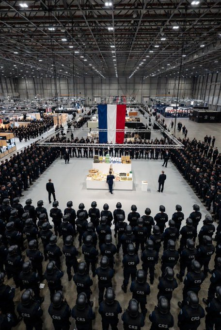 Macron inaugurant le salon de l’agriculture…

C’est n’est évidemment pas une vraie photo : il n’y a pas de drapeau européen.😉

#Macron #agriculteurs