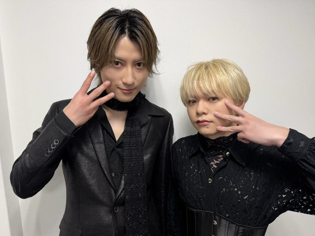 Supdra_staff's tweet photo. ／
Major 5th Single「Break off」
リリースイベント@兵庫：神戸ハーバーランドセンタービル
＼

🔹 ［グループショット撮影会］座り位置はこちら！
⚠️ メンバーはハイチェアに着席する形となります。

🔹 メンバーのポーズはこちら！
⚠️ お客さまのポーズは指定ございません。
⚠️ 撮影の際は、顔・体ともに正面をお向きください。

#SD_Breakoff
#スパドラ #SUPERDRAGON