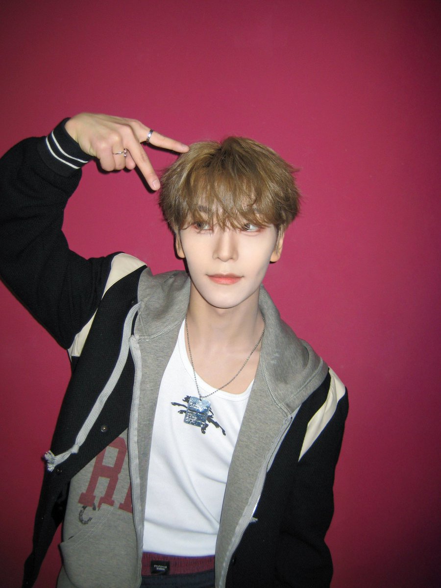 XINLONG_MY's tweet photo. [📸] 260223 plus chat update 

ALPHA DRIVE ONE ‘EUPHORIA’ Music Show Behind Photo #1 (Vintage Ver.) 

#HEXILONG #XINLONG #씬롱 #ALPHADRIVEONE #ALD1 #알파드라이브원 #XINLONGMY https://t.co/WDdfI4XvpN