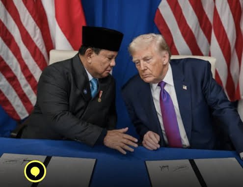 ihsanagaz's tweet photo. Indonesia baru aja teken deal dagang dengan Amerika (19 Feb 2026): kita buka lebar-lebar → 99% barang Amerika masuk 0% tarif (daging sapi, mobil, gadget, obat, digital services sampe ke intangibles).  

Sedangkan Amerika tetep pajakin 19% barang kita (turun dari ancaman 32%). Palm oil, kopi, kakao, karet, rempah & sebagian tekstil dapat 0% , oke lah bagus. 

Tapi mayoritas ekspor manufaktur, produk lain? Masih kena 19%.  

Dan sialnya: SEHARI setelah teken (20 Feb), SCOTUS Amerika batalkan EO Trump soal tarif global itu. 

Banyak negara lain langsung lolos atau nego ulang lebih enak. 

Kita? Udah terkunci 19% + pasar domestik dibuka habis-habisan. Timing epic fail level dewa. 😭🤡

Fakta penting :  
- Kita commit beli US$33–38 miliar barang AS (Boeing, energi, agrikultur). Duit rakyat ngalir ke sana.  
- Mereka akses pasar 280 juta orang tanpa hambatan gede.  
- Kita? Dapat potongan tarif doang, tapi proteksi sektor sensitif (petani lokal, UMKM, manufaktur ringan) lenyap.  

Fundamental kita kuat kok: GDP growth 5.1% (2025), proyeksi 2026 5.0–5.2%, surplus dagang gede, inflasi 3.5-an, pengangguran ~4.9% (terendah post-pandemi).  

Tapi deal ini bikin kita kayak "ATM jalan" buat AS. Sementara India? Modi nggak buru-buru teken apa-apa , framework aja belum final, setelah SCOTUS ruling malah delay delegasi. 

Vietnam juga main aman. Hasilnya? Pertumbuhan GDP per capita India ngebut jauh ninggalin kita di 15–17 tahun terakhir.  

Ini bukan "New Golden Age US-Indo Alliance" kayak kata Prabowo. Ini golden shower buat ekonomi domestik kalau nggak dikawal super ketat. Pasar kebanjiran impor murah, pabrik lokal megap-megap, lapangan kerja terancam.  

Bangun dulu industri dalam negeri, jangan jual murah kedaulatan demi foto senyum di Washington.  

Kalian setuju ini deal bagus buat rakyat, atau kita lagi dijual murah? 
Spill opini lo di bawah! 🔥🇮🇩 vs 🇮🇳

#PerjanjianDagang #IndonesiaAS #Tarif19Persen #EkonomiIndonesia #Prabowo #Modi #TradeDealFail