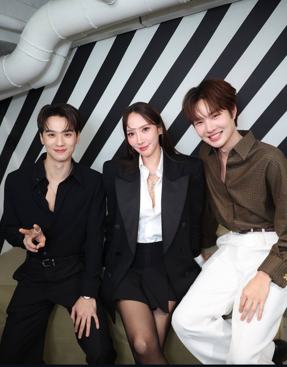 ละเป็นละครแนวไสยศาสตร์แนวผีอีกแล้ว 55555 พ่อฉันไม่หลุดพ้นเลย 5555555 แต่เข้าใจปะ นั่นพี่อั้ม 😭 พี่อั้มแสดงละครครั้งล่าสุดปี 66 เรื่องลมพัดผ่านดาว หลังจากนั้นแม่ก็พักไป แล้วก็มาติดอินเขมจิราถึงขั้นให้เกียรติน้องไปเปิดตลาดด้วยกัน 😭😭 แม่ชื่นชมในการแสดงของน้อง ๆ มากจริง ๆ