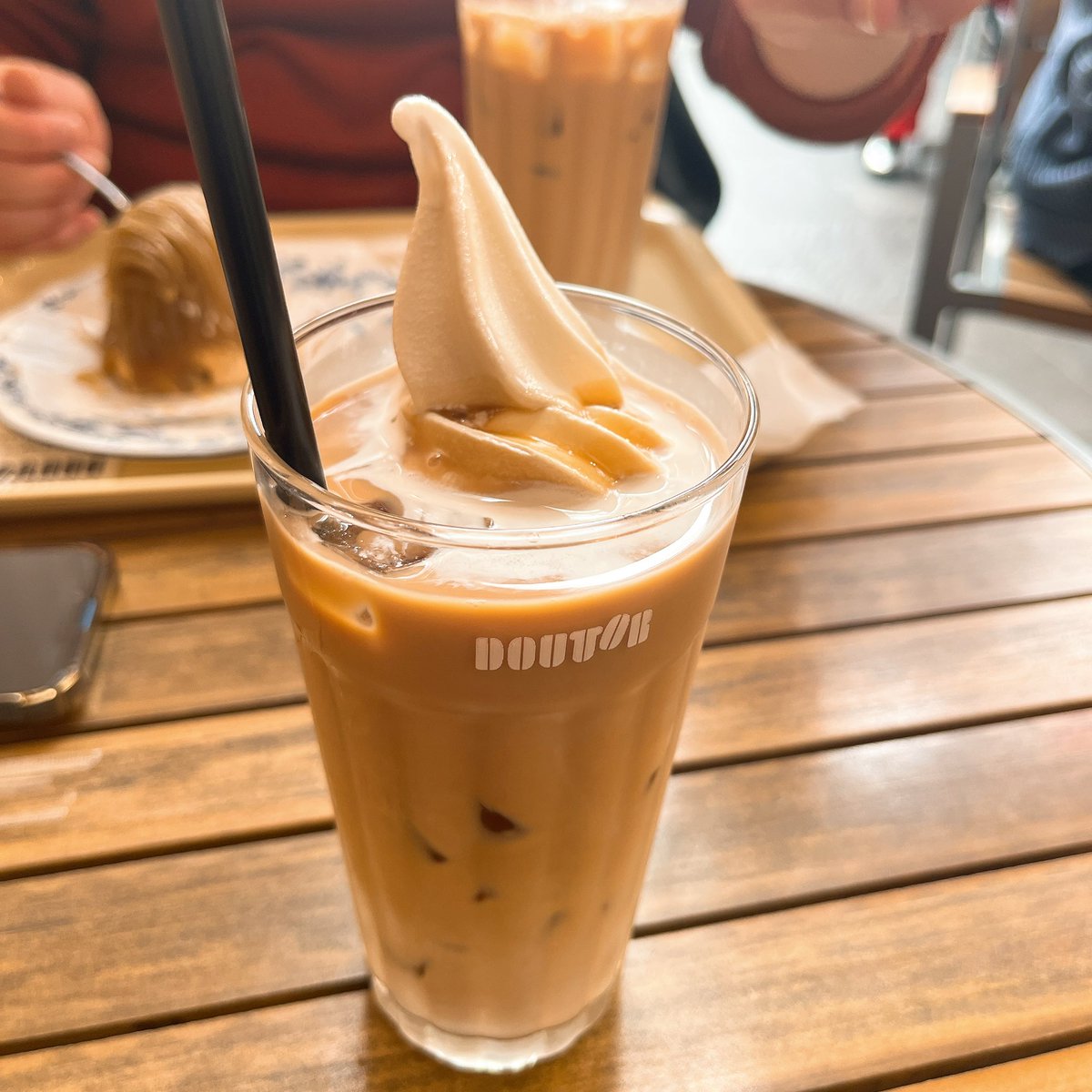 限定のミルクコーヒーソフトをロイヤルミルクティーに浮かべてみた