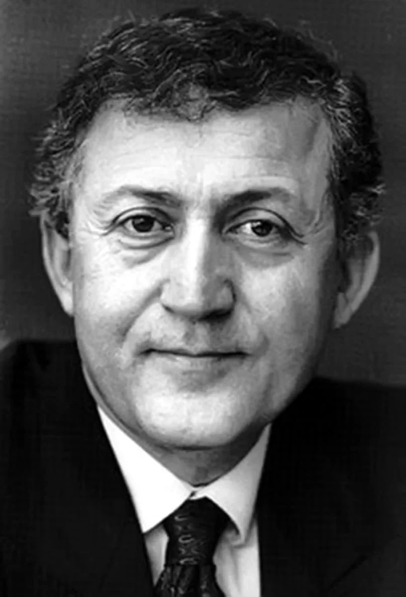 "Şeriatçılar özgürlük istemiyor, kendilerinden farklı düşünenlerin özgürlüğünü ellerinden almak istiyorlar."

Ahmet Taner Kışlalı