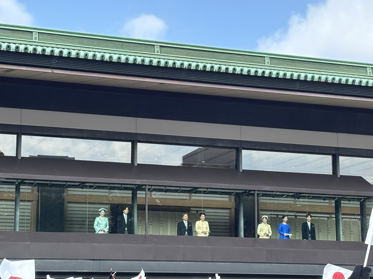 天皇陛下、お誕生日おめでとうございます🎉𝙷𝙰𝙿𝙿𝚈 𝙱𝙸𝚁𝚃𝙷𝙳𝙰𝚈～🎂今年もお祝いに行ってきました。自分のお誕生日なのに国民の健康と幸せを願ってくれるのグッときます