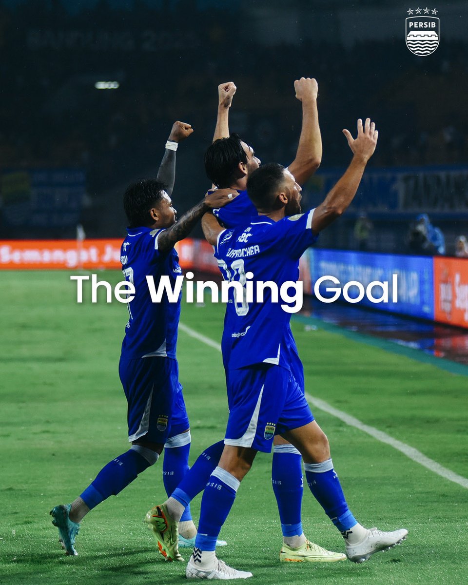 persib's tweet photo. Satu gol kemenangan lahir dari dukungan yang tak pernah berhenti untuk kejar kemenangan bersama💙

#WeArePERSIB https://t.co/ZhKKFjK20O