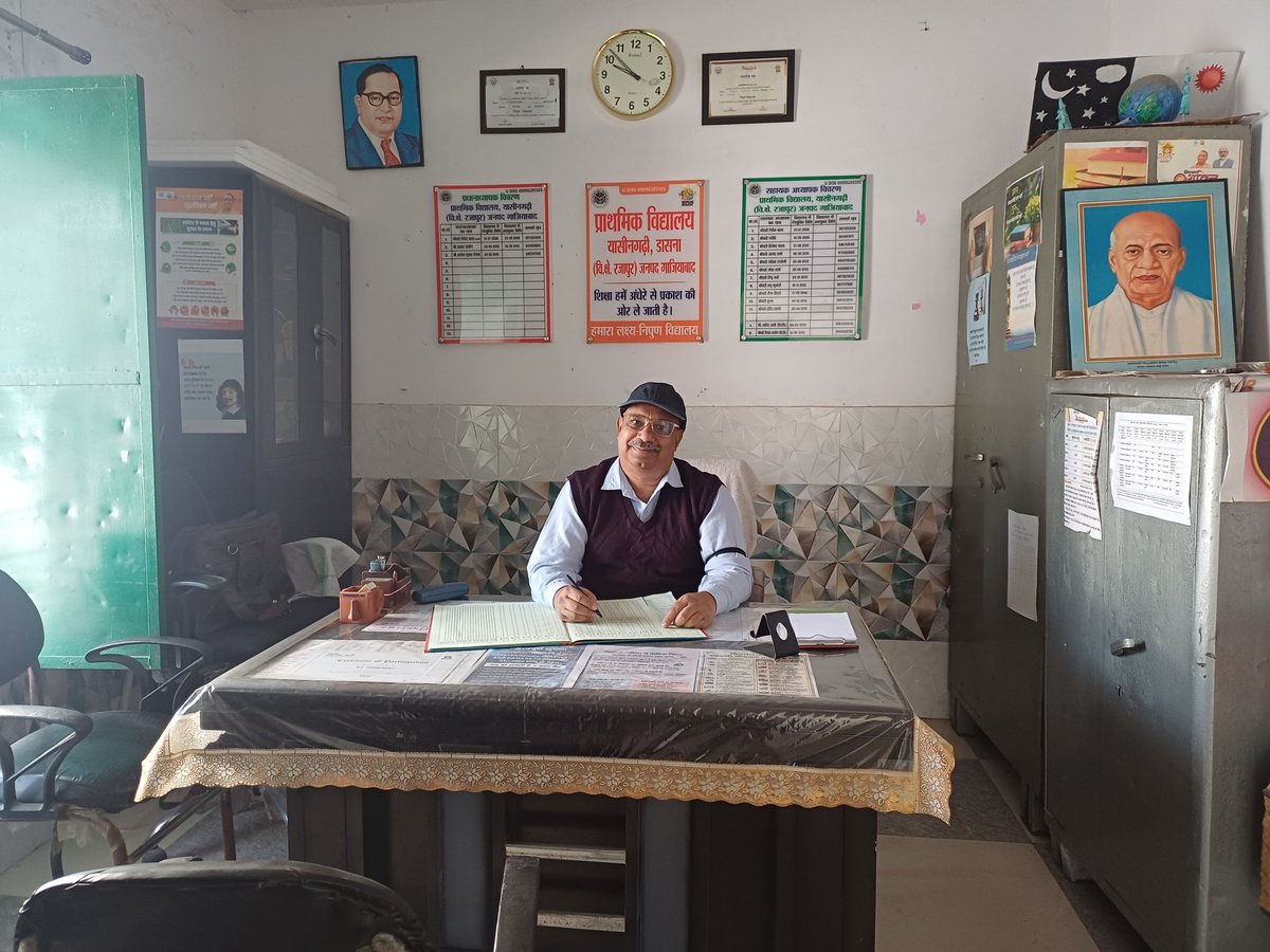 ◾◾◾◾◾🔳 
 कालीपट्टी से विरोध.
🔳◾◾◾◾◾

प्राथमिक विद्यालय, यासीनगढ़ी, गाजियाबाद में 
वरिष्ठतम शिक्षकों ने TET Exam का विरोध किया,
और काली पट्टी बांधकर शिक्षण कार्य शुरू किया..

🙏
जय शिक्षक 
जय भारत..