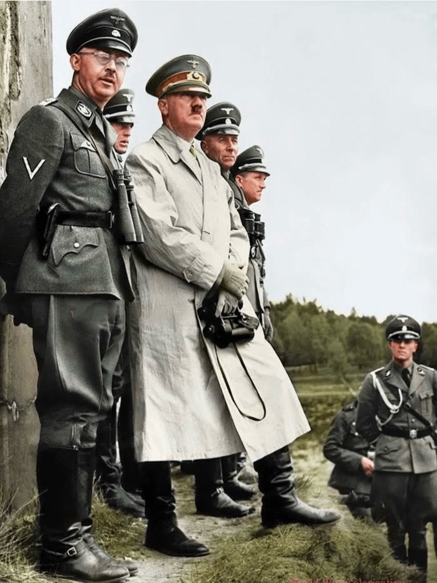 Himmler junto a Hitler, con unos binoculares, y otros altos oficiales de la SS en lo que parece observando unas maniobras militares. Fecha y lugar desconocidos.