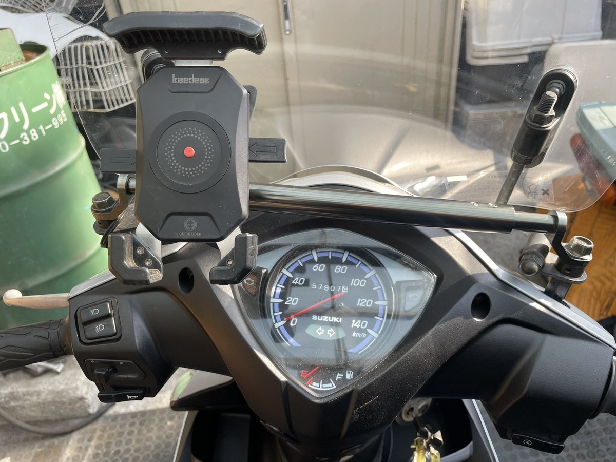 CE47Aアドレス110 バーマウント装着 スマホホルダーは高い位置にある方