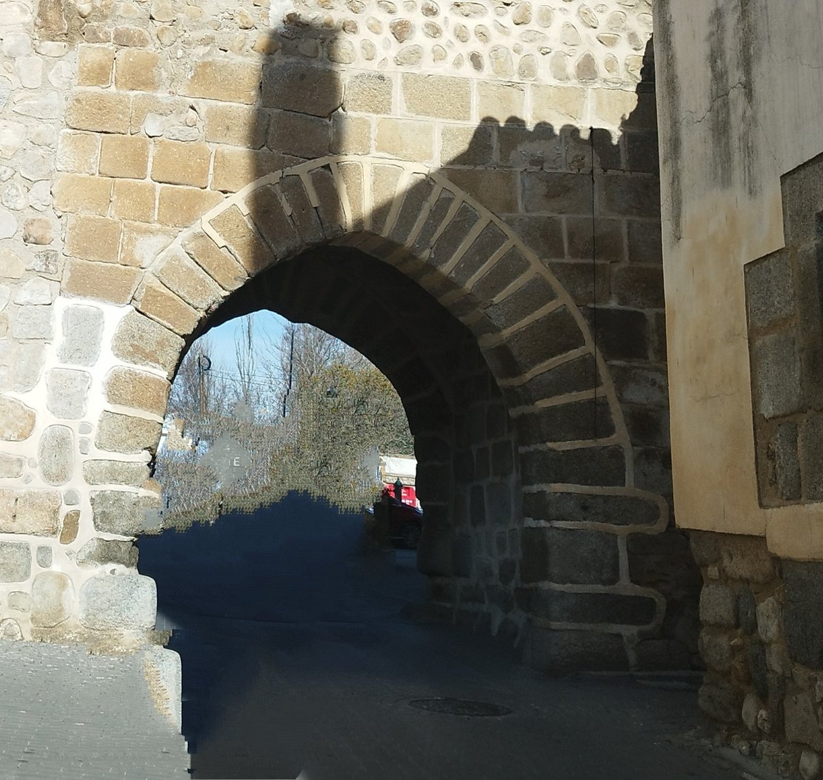 Por puertas y arcos, al lunes 
En su encuentro ,  #BuenosDías 

Me sobran los políticos, parecen verduleras, tirándose los trastos.