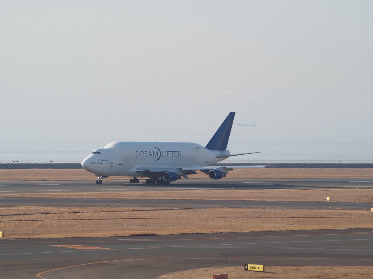 AMoto1120's tweet photo. 昨日はセントレアで久しぶりに飛行機撮影をしました。ANAのB767-300ERの飛行訓練やドリームリフターの離陸シーンを撮影することができました。また機会があれば撮影に行きたいし、間近で飛行機が撮影ができる伊丹空港にも行ってみたいです。 https://t.co/2Sm5lsQk7u