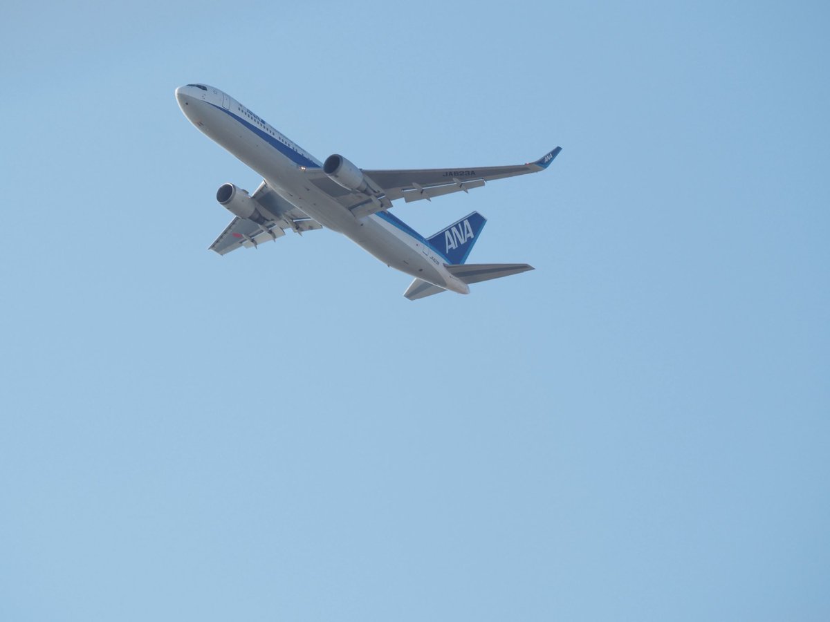 AMoto1120's tweet photo. 昨日はセントレアで久しぶりに飛行機撮影をしました。ANAのB767-300ERの飛行訓練やドリームリフターの離陸シーンを撮影することができました。また機会があれば撮影に行きたいし、間近で飛行機が撮影ができる伊丹空港にも行ってみたいです。 https://t.co/2Sm5lsQk7u