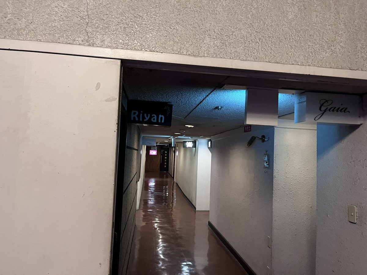 dangomu1's tweet photo. 博多弁不足なので初めて平日2日連続有給を取り、博多食い倒れ旅行してきました。

むーたんみたいなバリバリ博多弁しゃべって早口でキレがよい人はスナックにいると判明しました。 https://t.co/QY96h2FELG