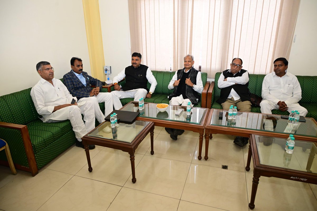 TikaRamJullyINC's tweet photo. राजस्थान विधानसभा में कांग्रेस विधायक दल की बैठक 

जवाब मांगे जाएंगे, जवाब देने पड़ेंगे!
#JawabMangeJayenge #JawabDenePadenge https://t.co/jOGgohYhxw