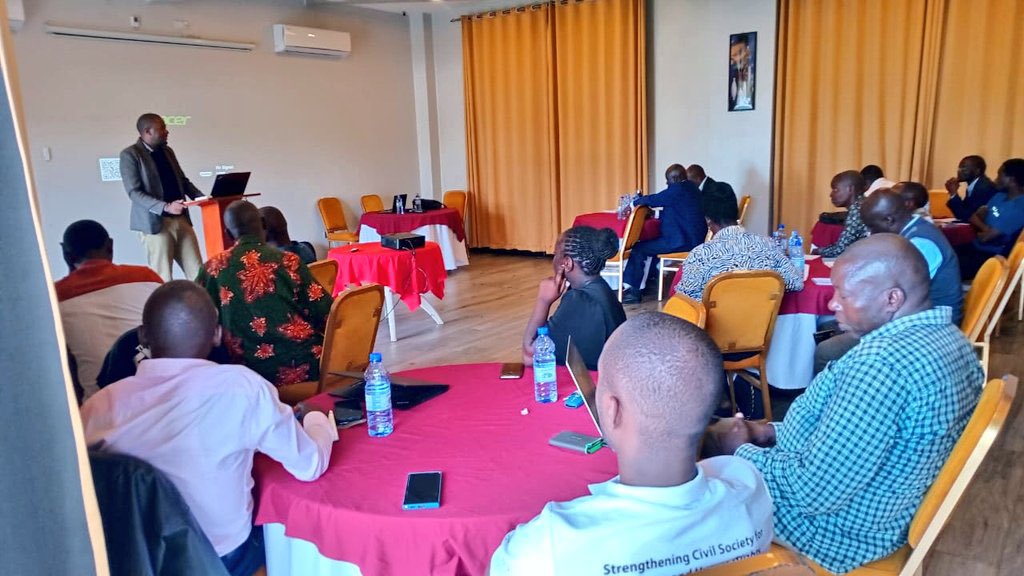 ClimateShi71041's tweet photo. It was a productive day in Hoima! We participated in a training for CSOs representatives on how to effectively monitor and document Busika and Human Rights issues in oil affected regions. Strengthening civil society for better accountability. #Humanrights #Hooma #CSOtrianining https://t.co/d3Pn7YBfER