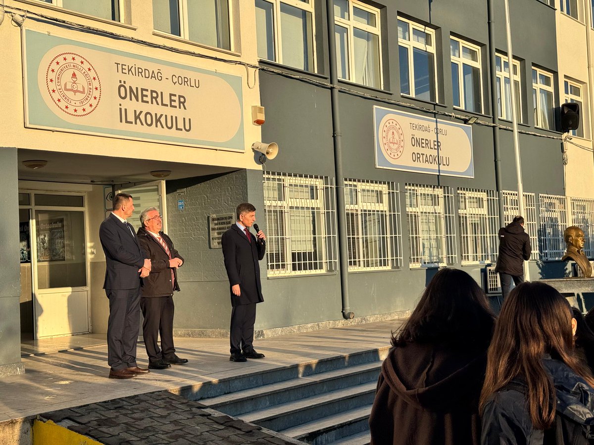 c_kaymakamlik's tweet photo. Kaymakamımız Niyazi ERTEN, Önerler İlkokulu ve Önerler Ortaokulu’nu ziyaret etti. Bayrak töreninin ardından okul idarecileri ve öğretmenlerden yürütülen çalışmalar hakkında bilgi aldı. https://t.co/2bDvqt2Lmr