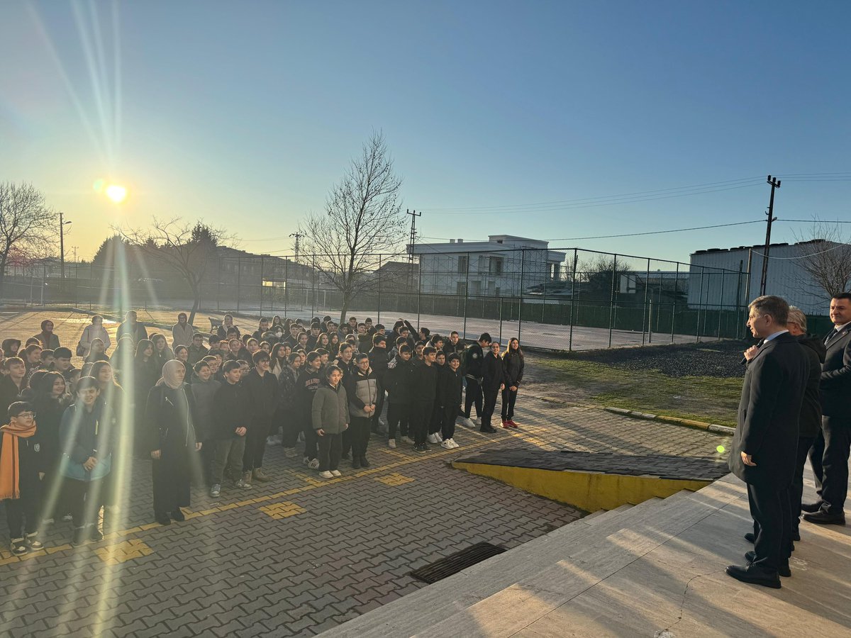 c_kaymakamlik's tweet photo. Kaymakamımız Niyazi ERTEN, Önerler İlkokulu ve Önerler Ortaokulu’nu ziyaret etti. Bayrak töreninin ardından okul idarecileri ve öğretmenlerden yürütülen çalışmalar hakkında bilgi aldı. https://t.co/2bDvqt2Lmr