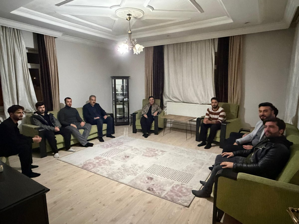 Gençlerle aynı sofrada, aynı niyetle… 🌙
Bu gece sahurda genç kardeşlerimizin misafiri olduk. O güzel enerjileriyle geceyi aydınlattılar.

Gençliğin dinamizmiyle, milletimizin duasıyla birliğimizi ve kardeşliğimizi daha da güçlendiriyoruz.

#MilletimizleNiyetimizBir