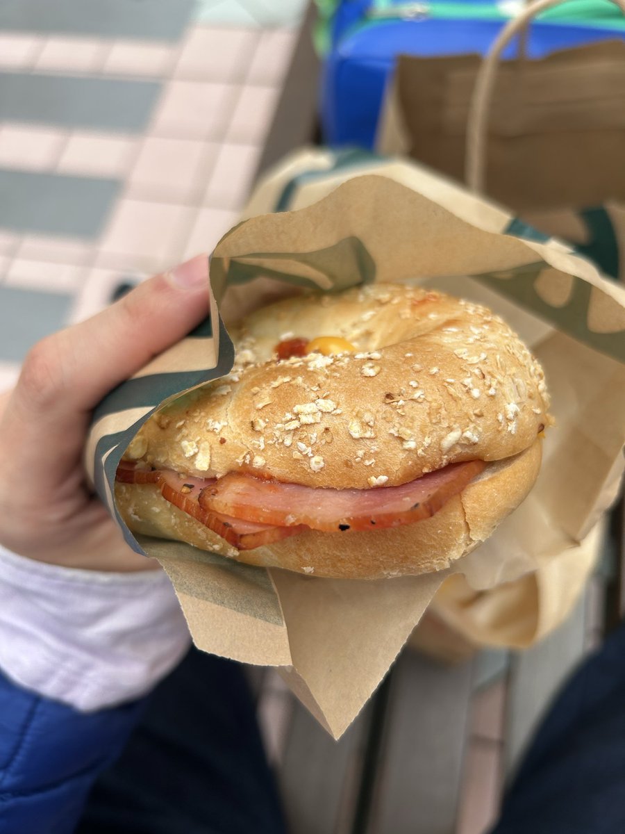 Dancer_Taku's tweet photo. スタバのベーコンエッグチーズベーグルサンド美味しかった(≧∇≦)フラペチーノよりベーグルの方が安いという衝撃😱www.
今日のEnchanting Valentineはスペシャルバージョン！！新浦安公演はもうすぐ終わってしまうので頑張ります✨ https://t.co/dD2cicFPYu