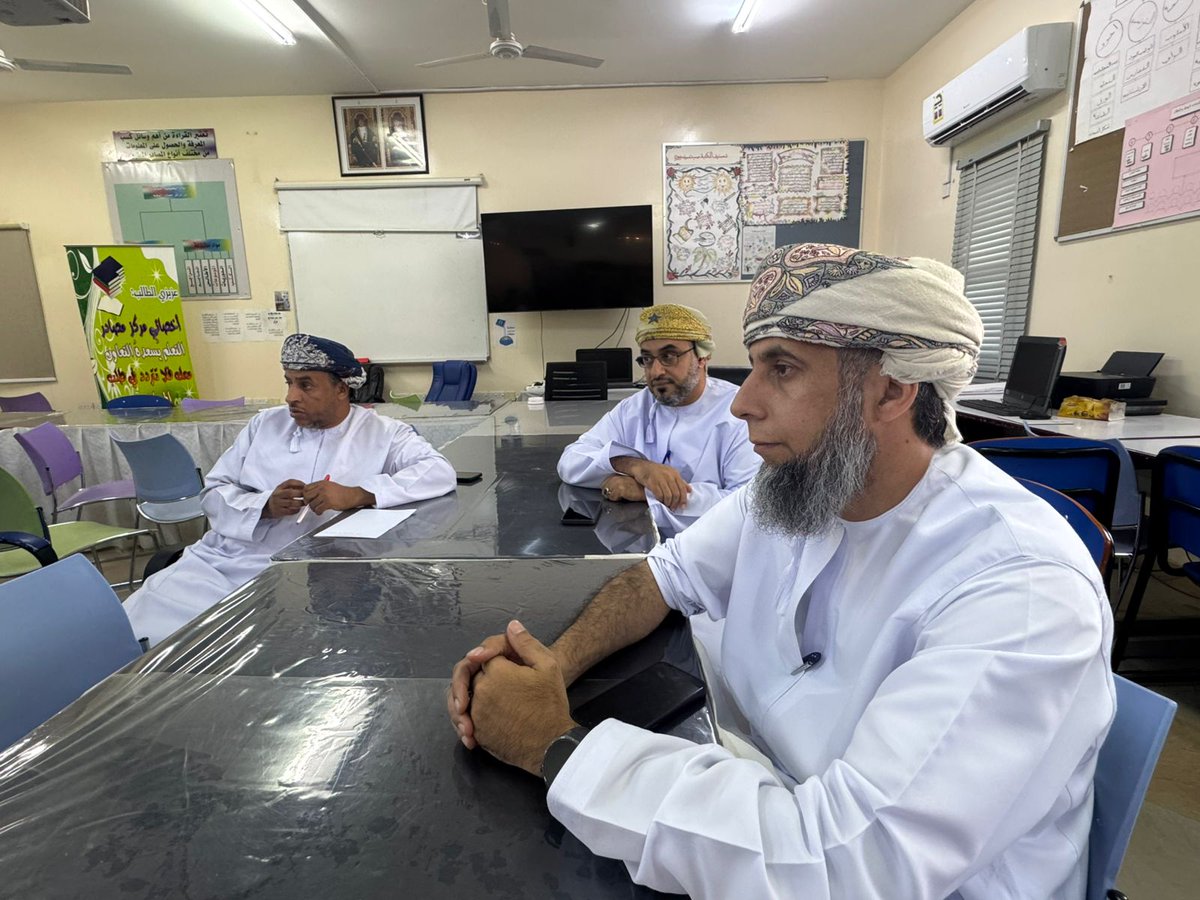 📚✨ في أجواء من الحماس والتخطيط التربوي اجتمعت لجنة الفعاليات بقيادة مدير المدرسة الأستاذ صالح اليحيائي   لمناقشة آلية تكريم الطلبة المجيدين في المستوى التحصيلي خلال الفصل الدراسي الأول.