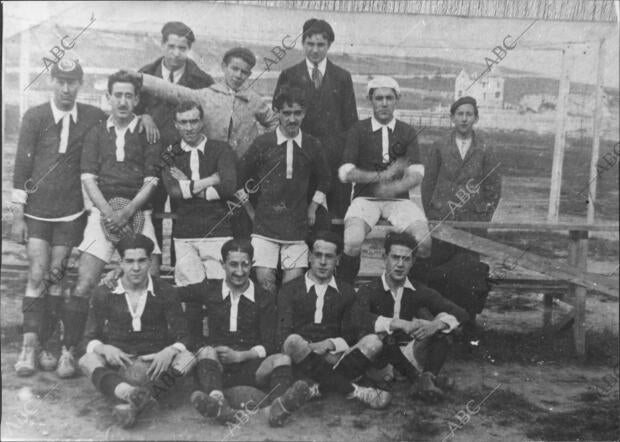 Hoy se cumplen 113 años del inicio del mayor movimiento deportivo y social de Cantabria.
113 sin refundaciones por medio, que se dice poco.
A seguir, Racing, Racing, ra ra ra.