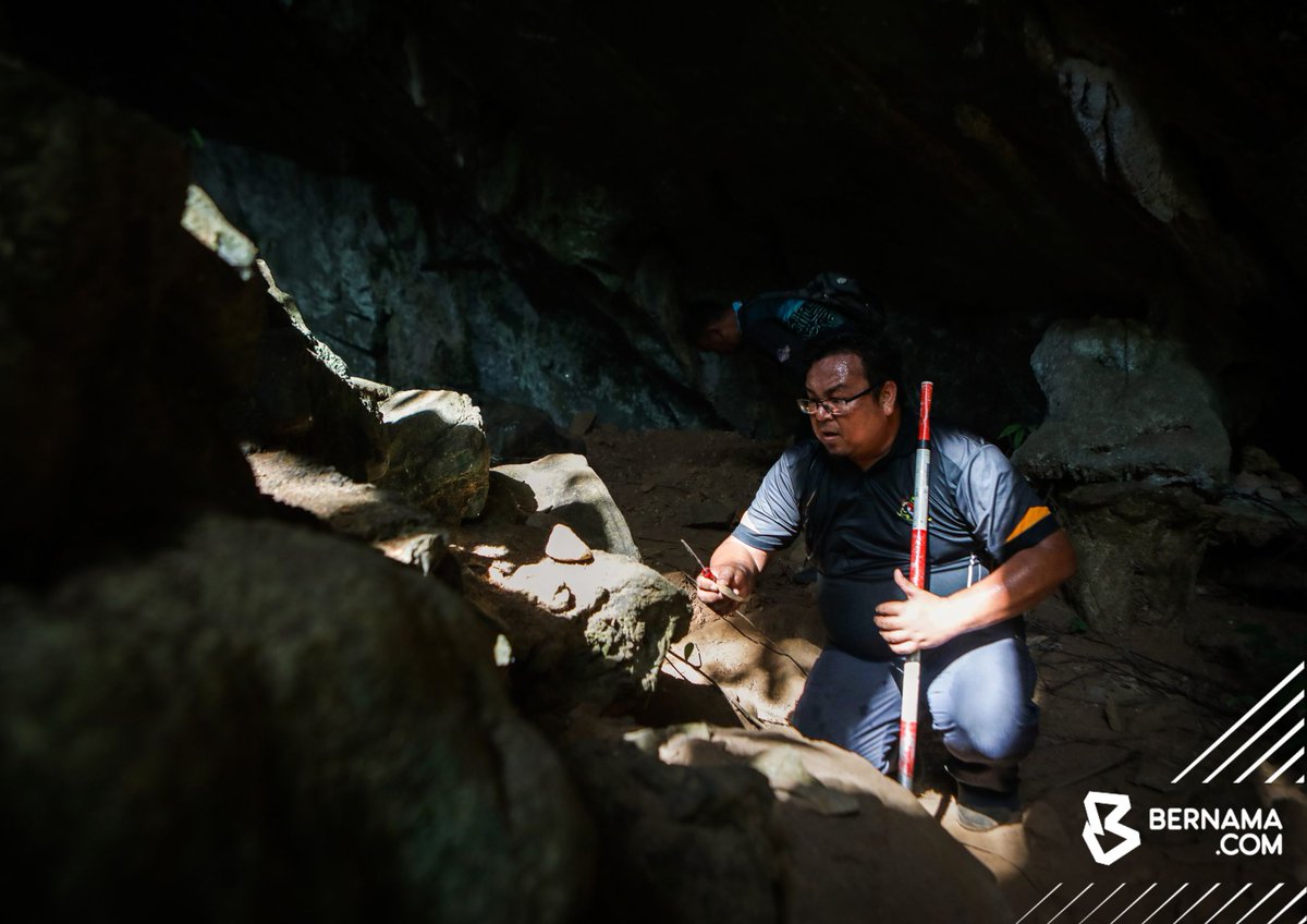 #Perlis Penyelidik menjalankan eksplorasi di tapak penemuan artifak dalam tapak arkeologi di Hutan Simpan Mata Ayer, Wang Kelian.

Eksplorasi terbaharu di gua batu kapur itu menemukan pelbagai tinggalan prasejarah termasuk alat batu, serpihan tembikar bercorak tanda tali, pecahan