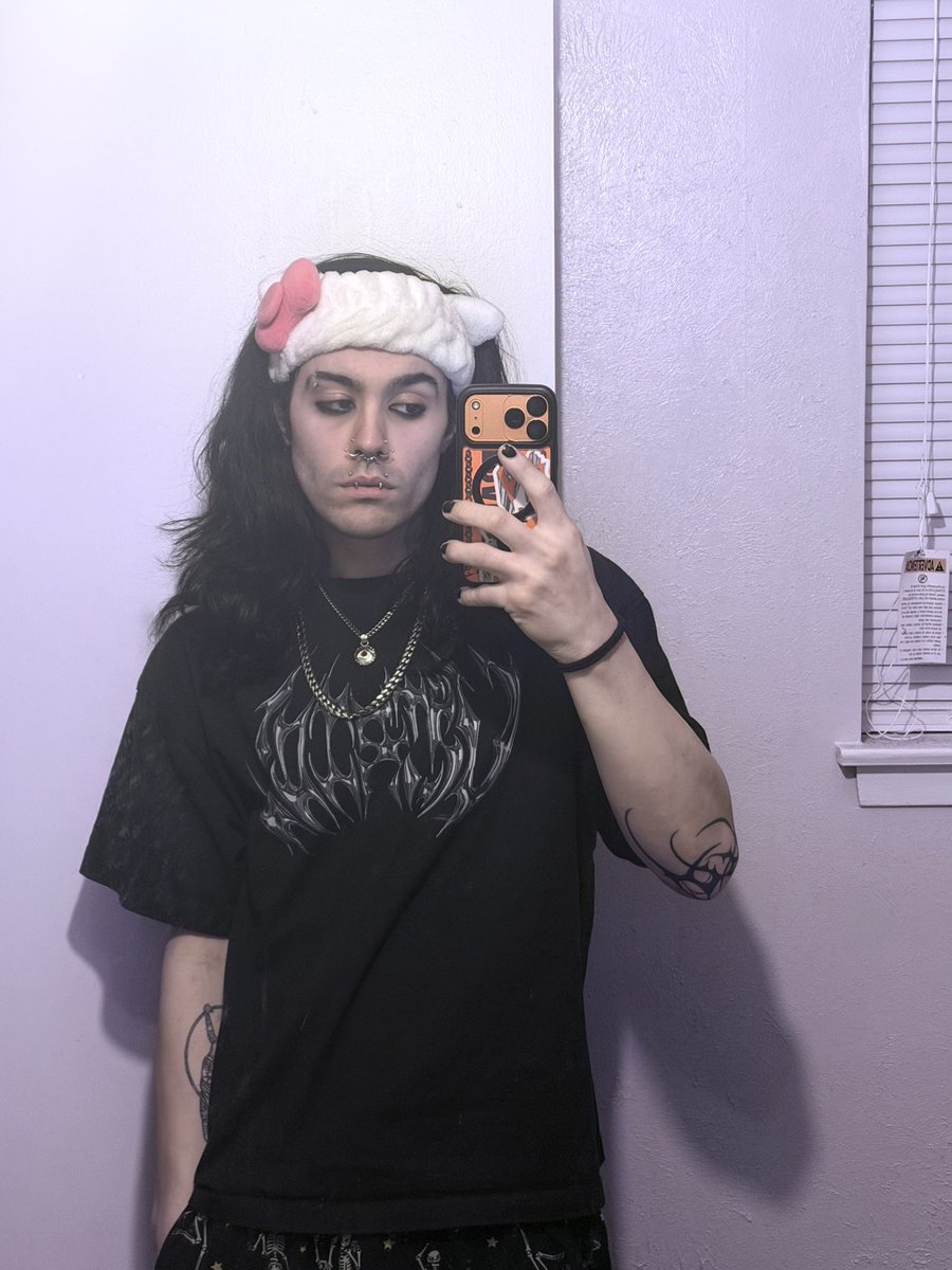 StatikVamp's tweet photo. I just want to feel human, I want to feel loved. https://t.co/6SdAnsbYw6