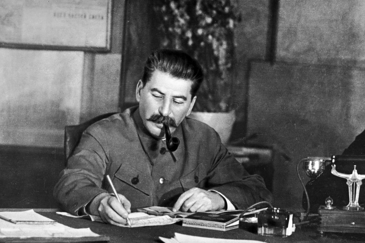 URDailyHistory's tweet image. 1 Mar 1953: Brutal Soviet #dictator Joseph Stalin suffers from a cerebral #hemorrhage at his Kuntsevo Dacha. He would die four days later on March 5. #Communist #History #OTD #ad amzn.to/3sDOig3