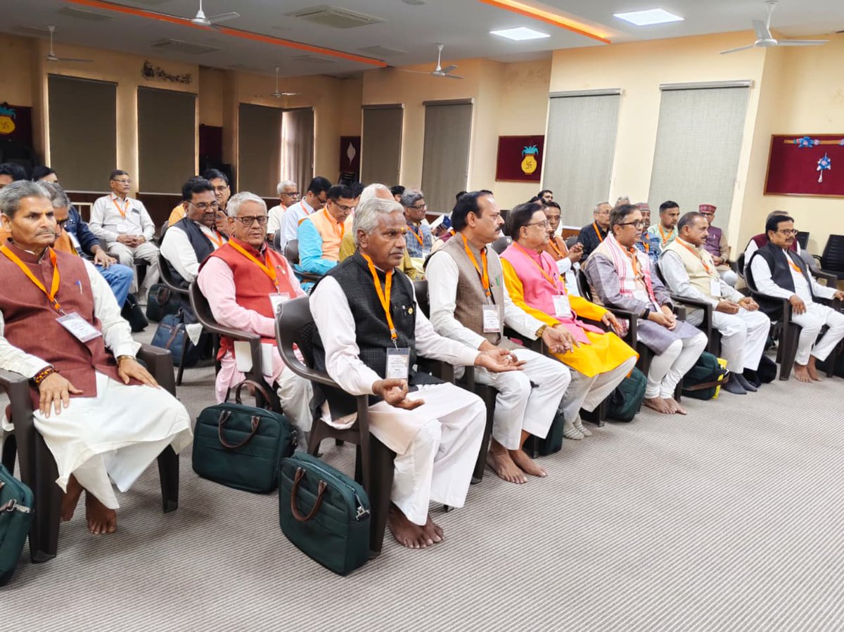 शिक्षा में भारतीयता का स्पष्ट स्वरूप ही हमारा लक्ष्य! 
प्रकाशन विभाग की अखिल भारतीय कार्यशाला, भोपाल
मुख्य वक्ता मा. गोविन्द चंद्र महंत जी ने शिक्षा को भारतीय जीवन मूल्यों और राष्ट्रीय शिक्षा नीति 2020 के साथ जोड़ने पर बल दिया। राष्ट्रनिष्ठ पीढ़ी का निर्माण ही हमारा संकल्प है।