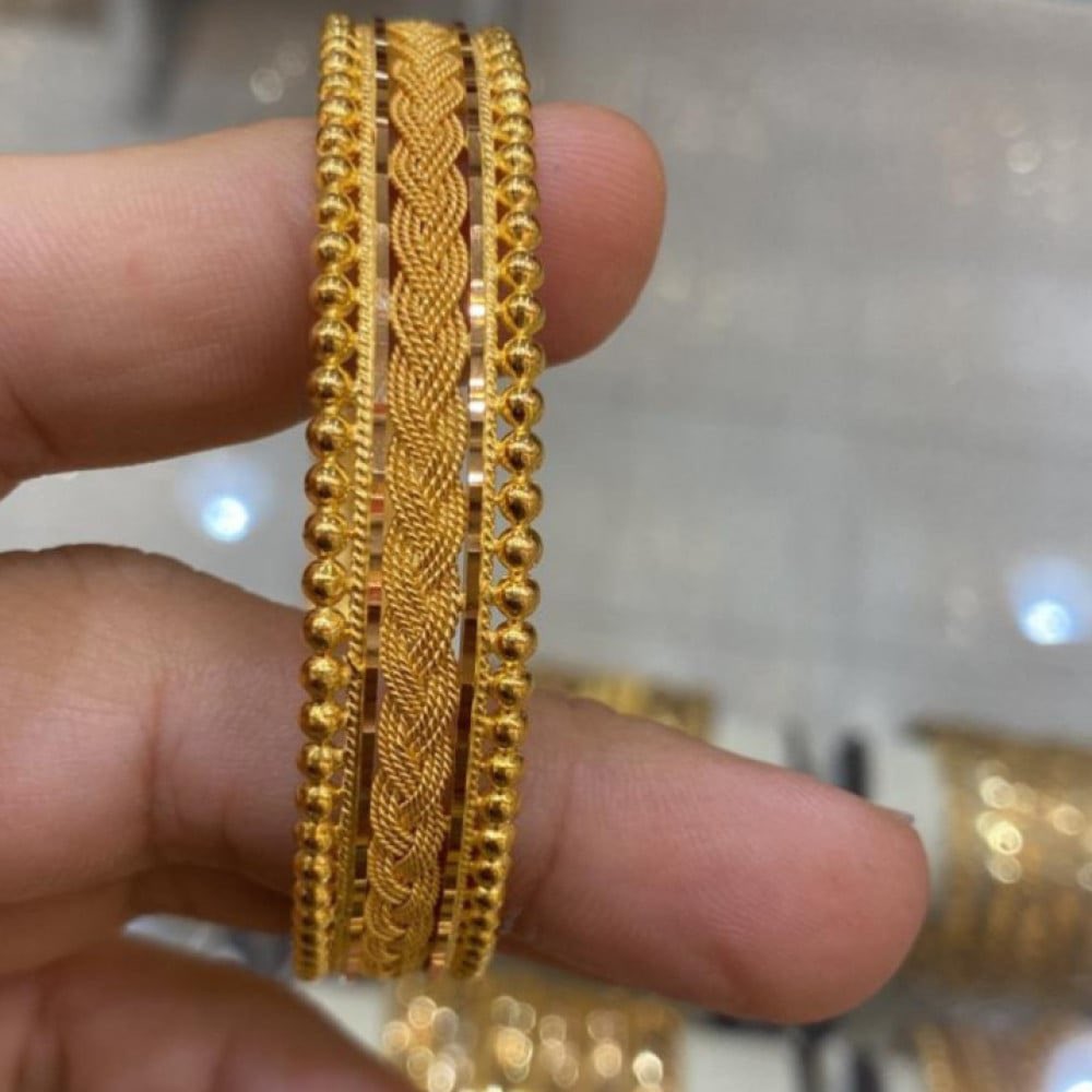 khadeeja H tweet media