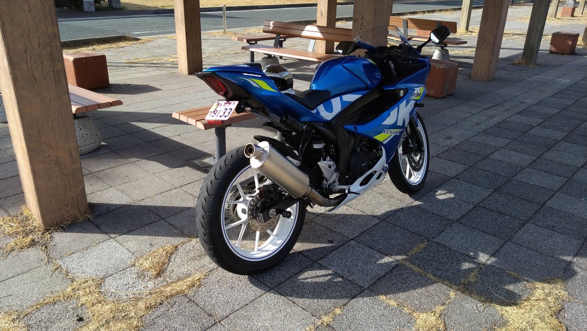nishikencalibra's tweet photo. 外してた部品を付け直して、しおかぜ公園まで。テールランプをちょいスモークにしました。
ダイレクトイグニッションコイルに交換して2回目のおバイクだけど、やっぱり違うな。5速50キロとかからのちょい開けでのツキがいい感じがする。 https://t.co/xkQtAmNL4r