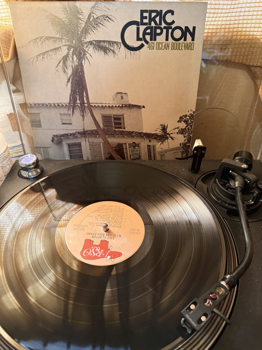 帰宅するとリビングではまだライブ観戦中💦 すると宅配ボックスに