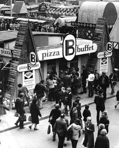DDR_Reklame's tweet photo. In den Achtzigern erobert eine planmäßig aufgebaute Schnellimbiss-Kette die Republik: #PizzaBuffet.
1988 existierten #DDR-weit 42 Pizza Buffets sowohl als stationäre Gaststätten, als auch im Raum Dresden als mobile Stände.
#Pizza #HOGaststätte #GDR #Ostalgie #EastGermany https://t.co/BpmvCMeTGM
