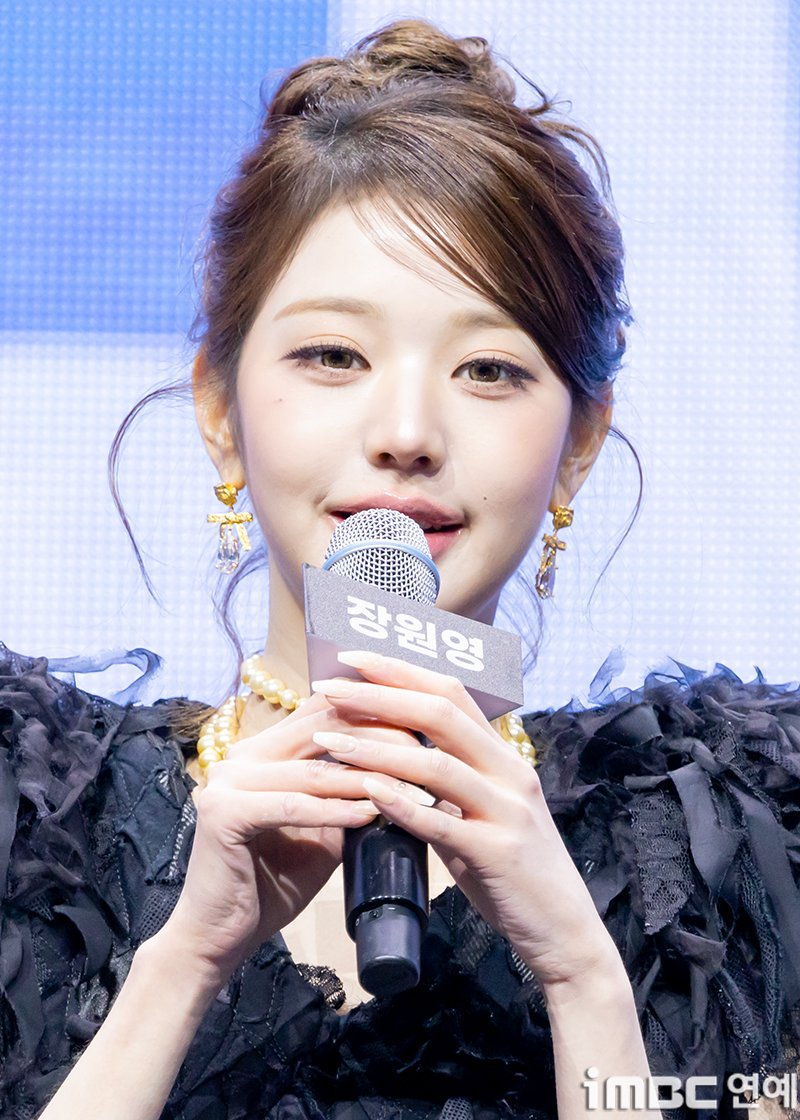 imbcenews's tweet photo. [포토] 아이브 장원영, 긍정이 컴백 했어요
#아이브 #IVE #REVIVE #장원영 #JANGWONYOUNG #발매 #컴백쇼케이스
#리바이브플러스 #정규2집 #예스24라이브홀 #원영적사고  #쇼케이스_250223 [iMBC 연예]

아이브(IVE) 장원영이 23일 오후 서울 광진구 예스24라이브홀에서 열린 아이브 정규 2집 'REVIVE+(리바이브 플러스)' 발매 기념 컴백 쇼케이스에 참석해 포즈를 취하고 있다.

🔗https://t.co/YlCKKUOevN