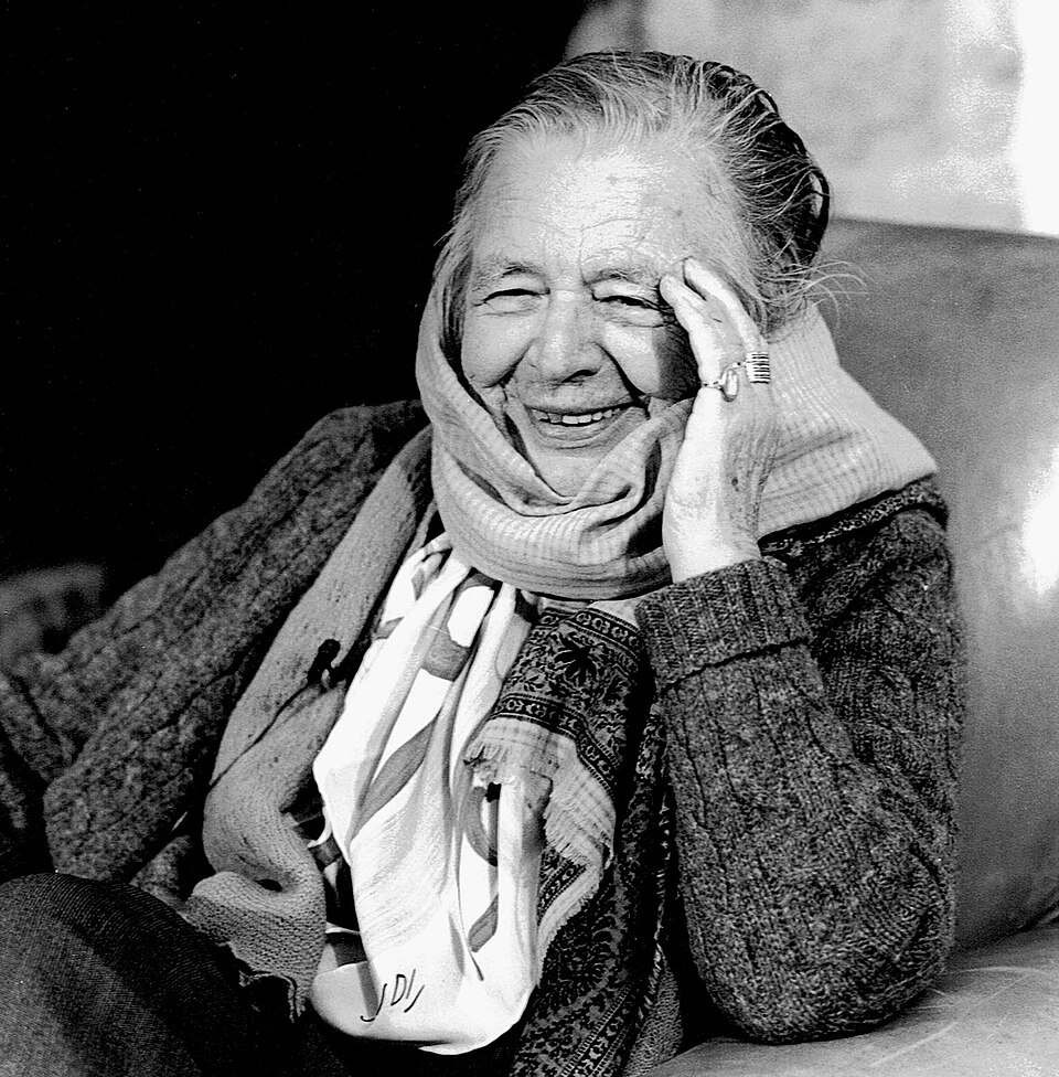 Dijo una vez Marguerite Yourcenar: "No pienso tanto en la vejez. Nunca creí que la edad fuera un criterio. No me sentía particularmente joven hace cincuenta años, ni me siento vieja hoy. Mi edad cambia de hora en hora. En los momentos de cansancio tengo diez siglos, en los de