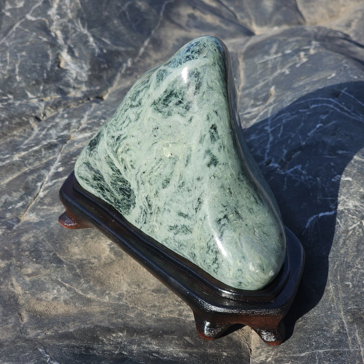 日高翡翠を水石に加工していただきました✨ 当店ではほとんどの日高