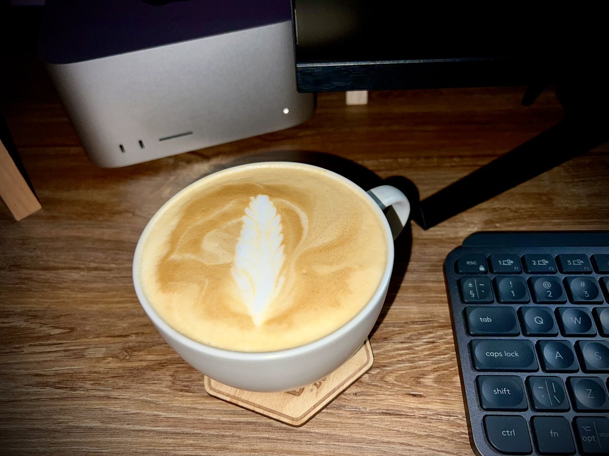 Dzień dobry, nogi jeszcze pamiętają wczorajszą trasę😂 ale jest już poniedziałek... więc kawa na biurku i zaczynamy kolejny tydzień. Jutro się wszystko wyjaśni - zapowiada się bardzo intensywny tydzień😏

Miłego dnia i smacznej kawusi🫡

#Coffee #CoffeeTime