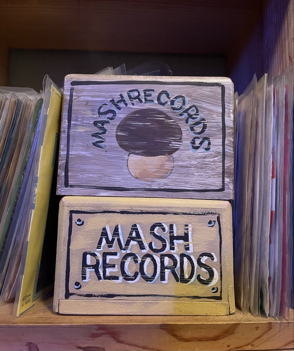 tomocrow's tweet photo. 昨日は神楽坂“MASH RECORDS”へお越しくださいました皆さん、スタッフのにっしーさん、オーナー牟田さんもありがとうございました！！
昨日は大好きな矢野絢子さんとのツーマンライブ！
最後はそれぞれの曲をセッションしたりして、貴重な時間を過ごさせていただきました！
大切な2/22の日やったよ🐈‍⬛✨ https://t.co/RRd87oNMlw