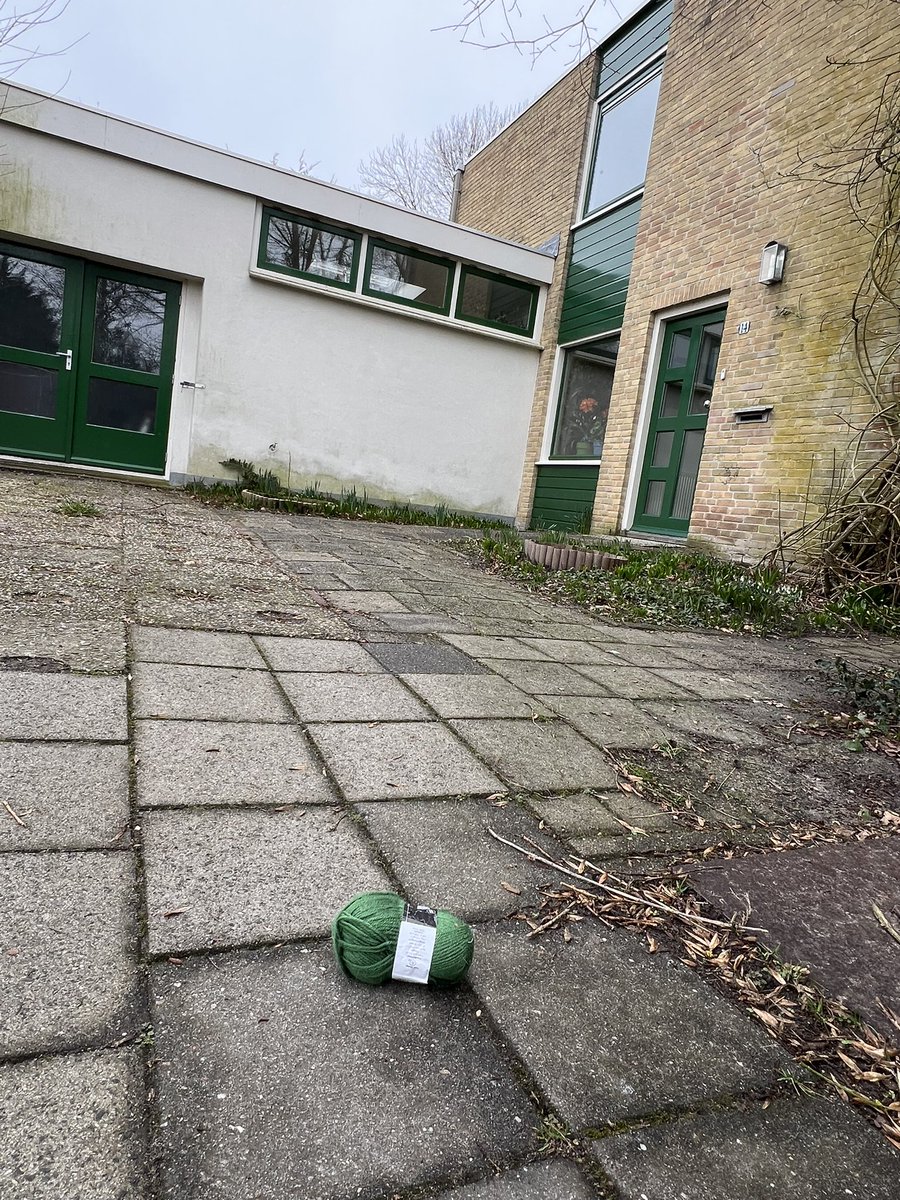 SandraGroot2's tweet photo. Uit de reeks bijzondere gevonden/verloren voorwerpen; de bol wol. 
Tekst onder foto: Door de wol geverfd.. https://t.co/AID0bfQZeh