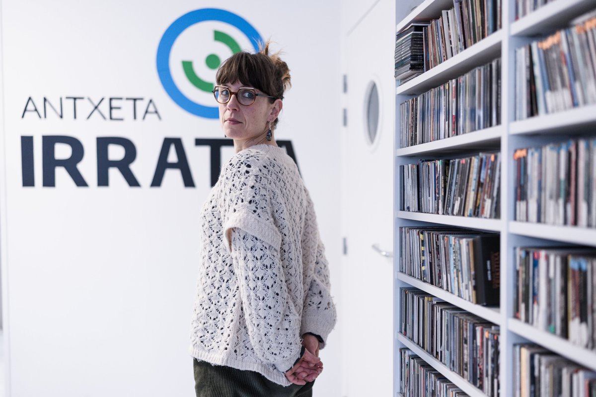 [ELKARRIZKETA]  «Erdal komunikabideekin lehiatu ahal izateko borondatea eta ilusioa dira gure altxorrak».
▶️labur.eus/kpudjv6h

25 urte bete ditu Antxeta Irratiak, mugari iskin eginez, euskara zubi. Ficoban antolaturiko bestaren atarian solaskide izan dugu Aitziber Zapirain.