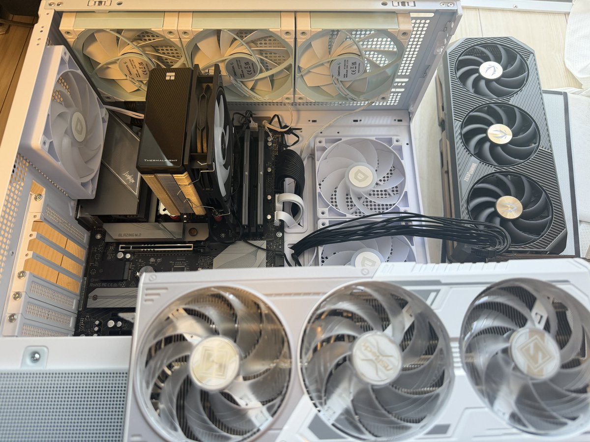 RTX5090の下にRX9070XT刺そうと思ったら２番目のところに3スロットのグラボ入らなくて鬱