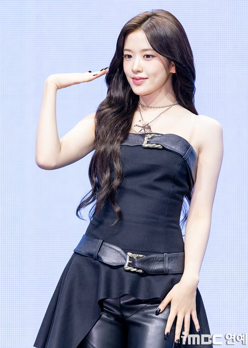 [포토] 아이브 유진, 안유델 하트
#아이브 #IVE #REVIVE #발매 #컴백쇼케이스 #리바이브플러스 
#안유진 #ANYUJIN #정규2집 #예스24라이브홀 #원영적사고 
#쇼케이스_250223 [iMBC 연예]

아이브(IVE) 안유진이 23일 오후 서울 광진구 예스24라이브홀에서 열린 아이브 정규 2집 'REVIVE+(리바이브