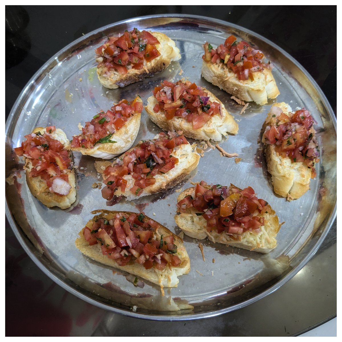mangeshdhaimade's tweet image. Weekend was all about relishing home made street food like Bruschetta on Saturday and our very own desi Pani Puri last night....my daughter relished both these and had one suggestion to her Aai, try making everyday meals so exciting that I can relish...

#WeekendMeals