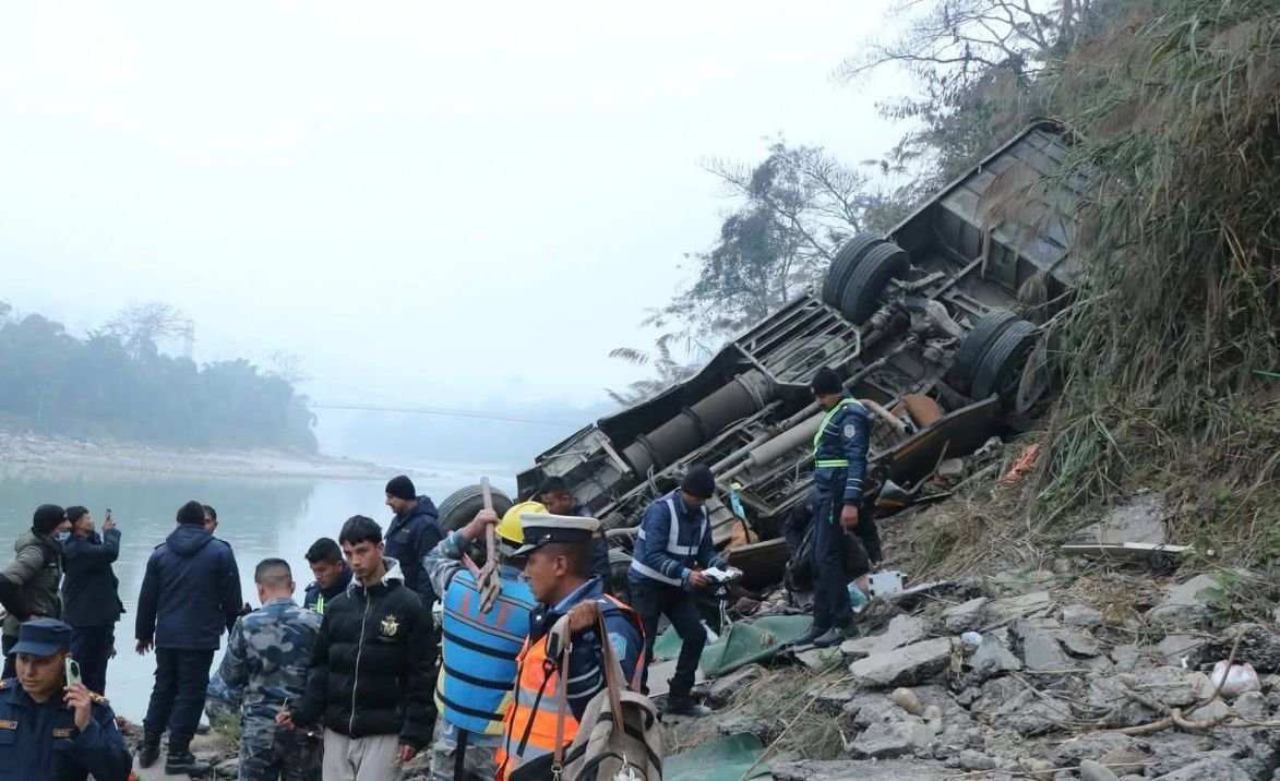 ⚠A passenger bus plunged into a river in central #Nepal, killing 18 ...