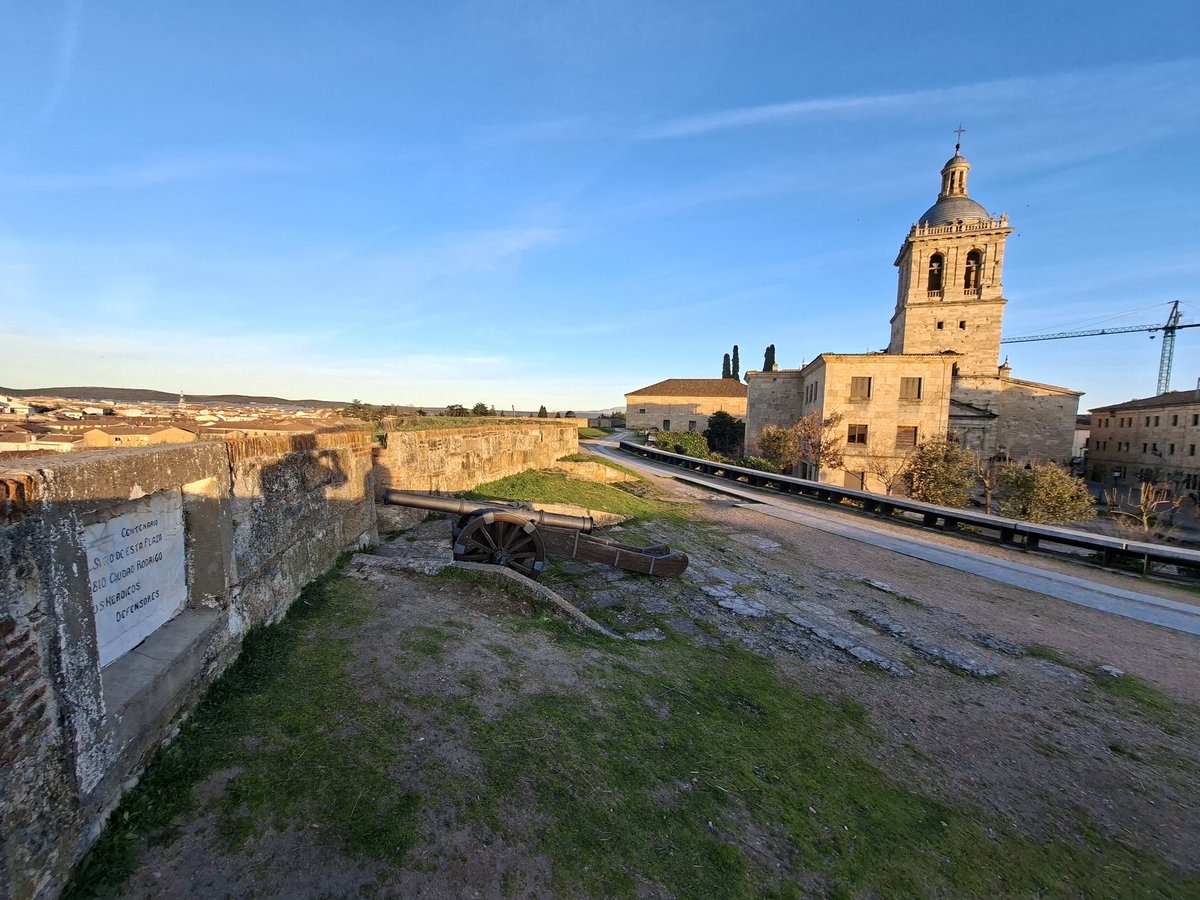 sean_f_scullion's tweet image. Morning! ¡Buenos días!  #CiudadRodrigo yesterday. Starting at the Great Tesón &amp;amp; then Lesser Breach, finishing at Greater Breach next to the cathedral. A great place to look at siege tactics &amp;amp; how #Wellington conducted his operations during the decisive 1812 campaign...