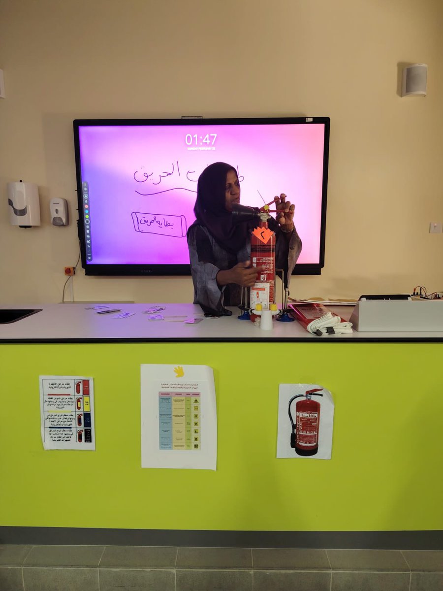 obaidaschool's tweet photo. قدّمت الأستاذة حفيظة البلوشية ورشة تدريبية بعنوان طفايات الحريق وكيفية استخدامها لطالبات المدرسة، حيث تعرّفت الطالبات على أنواع الطفايات المختلفة، وآلية استخدامها بالطريقة الصحيحة، إضافة إلى أهم إرشادات السلامة الواجب اتباعها عند حدوث حريق
#فعاليات_تعليميه_مسقط 
#تعلم_مستدام https://t.co/bgEKT3gWgC