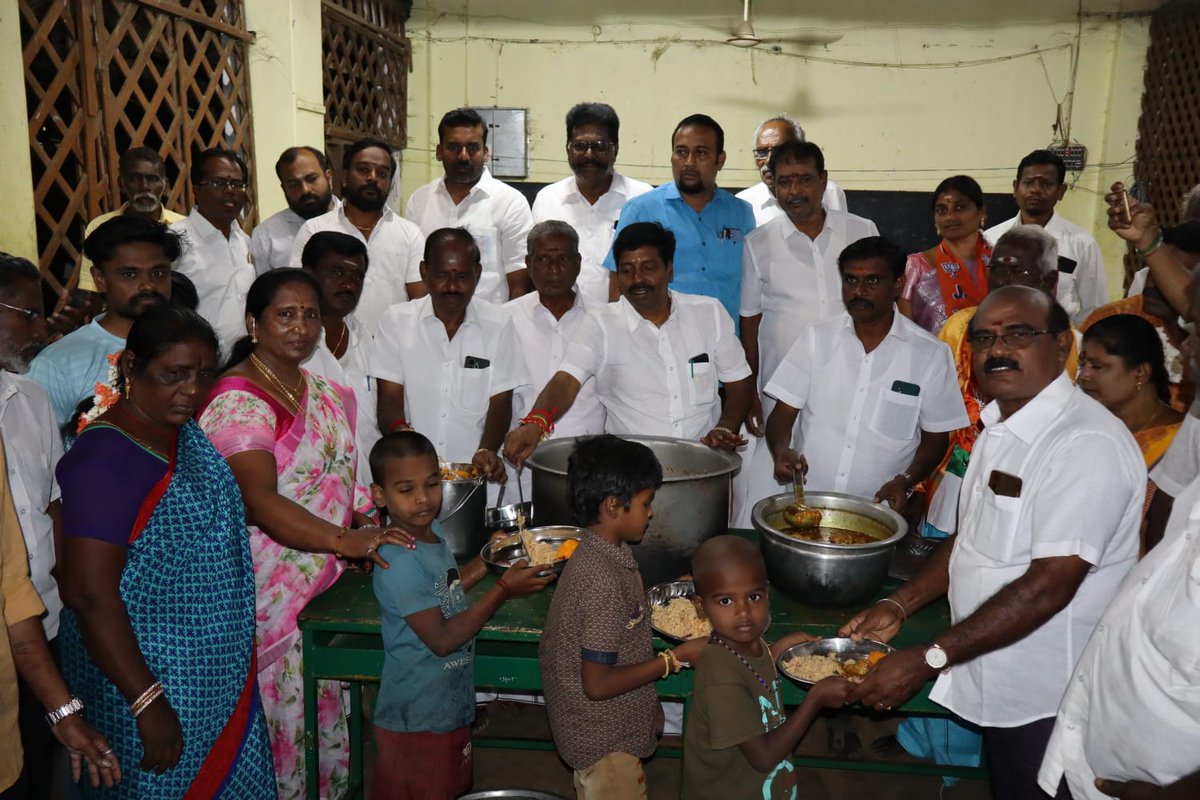 srinivasan_js's tweet photo. தமிழர் குலசாமி, மாண்புமிகு இதயதெய்வம் புரட்சி தலைவி #அம்மா அவர்களின் 78வது புனித பிறந்தநாளை முன்னிட்டு,

கழக பொதுச் செயலாளர், நாளைய தமிழகத்தின் நிரந்தர முதலமைச்சர், மாண்புமிகு சட்டமன்ற எதிர்கட்சித் தலைவர், புரட்சி தமிழர் டாக்டர் #எடப்பாடியார் அவர்களின் ஆணைப்படி 

திருச்சி - மேலப்புதூர், கெம்ஸ்டவுன் அன்னை இல்லத்தில் பயிலும் பிள்ளைகளுக்கு, அன்னதானம் வழங்கப்பட்டது.

இதில் கழக நிர்வாகிகள் பெருந்திரளாக பங்கேற்றனர் 

@EPSTamilNadu #அம்மா #amma #ADMK #EdappadiPalaniswami #trichy