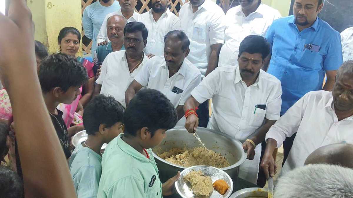 தமிழர் குலசாமி, மாண்புமிகு இதயதெய்வம் புரட்சி தலைவி #அம்மா அவர்களின் 78வது புனித பிறந்தநாளை முன்னிட்டு,

கழக பொதுச் செயலாளர், நாளைய தமிழகத்தின் நிரந்தர முதலமைச்சர், மாண்புமிகு சட்டமன்ற எதிர்கட்சித் தலைவர், புரட்சி தமிழர் டாக்டர் #எடப்பாடியார் அவர்களின் ஆணைப்படி 

திருச்சி -